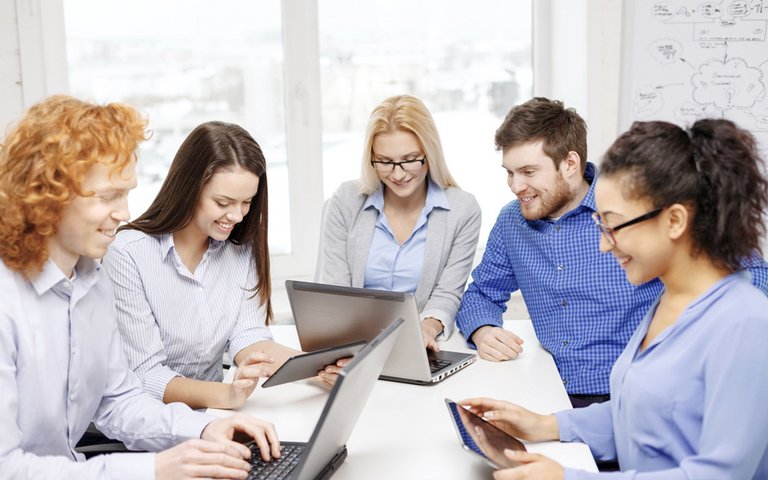 Studierende arbeiten an Computern