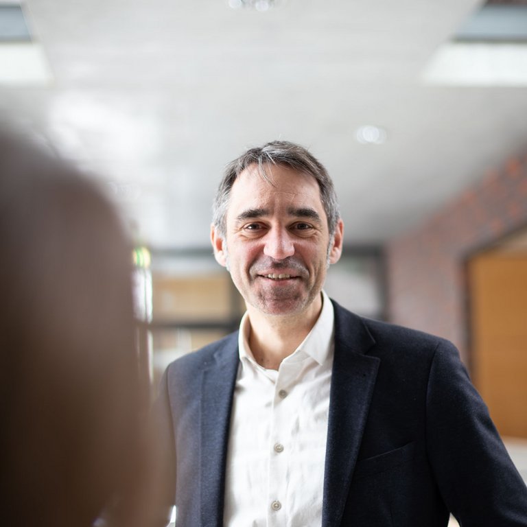 Professor im Hörsaalgebäude - Professor Löw