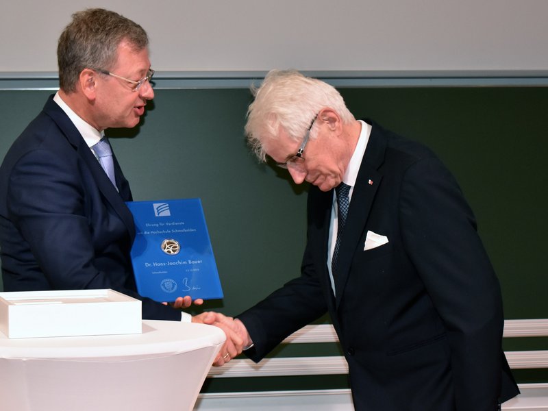 Zwei Männer mit Medaille