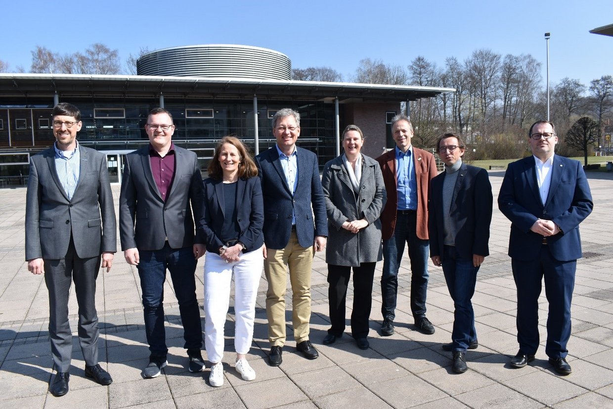 Alle Gäste auf dem Campus vor der Bibliothek