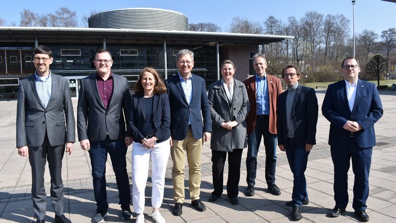 Alle Gäste auf dem Campus vor der Bibliothek
