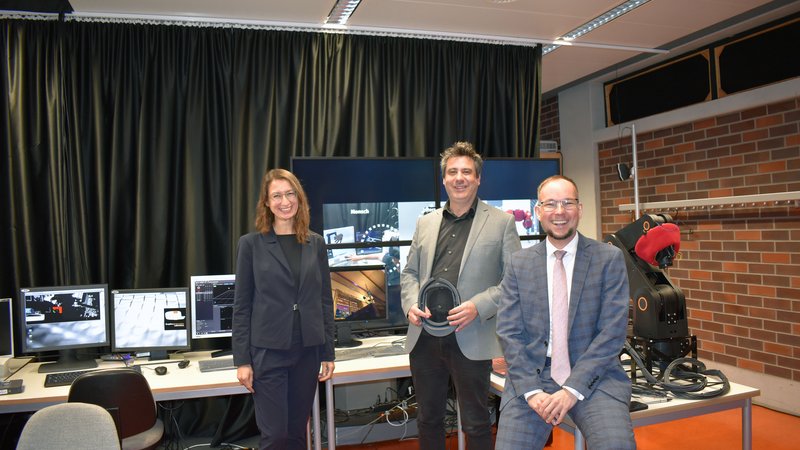 Professorin Lenka Duranova mit den Professoren Hartmut Seichter und Frank Schrödel im Labor für Computergrafik.