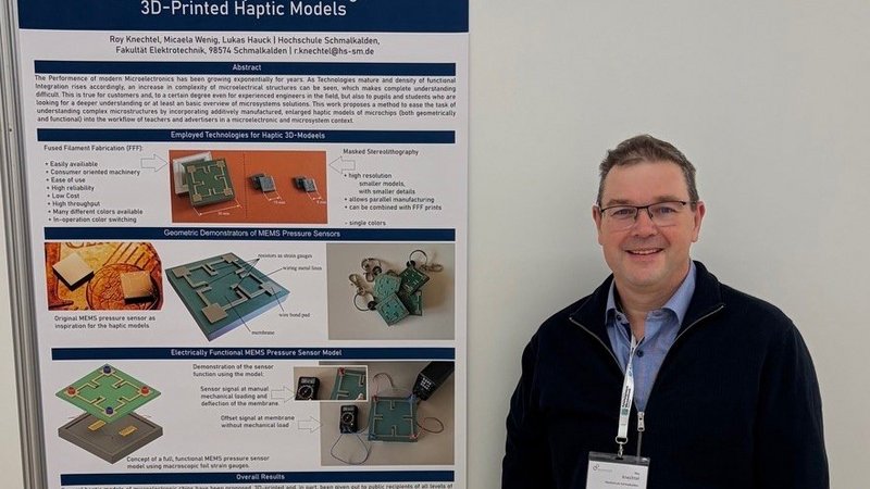 Roy Knechtel vor Plakat