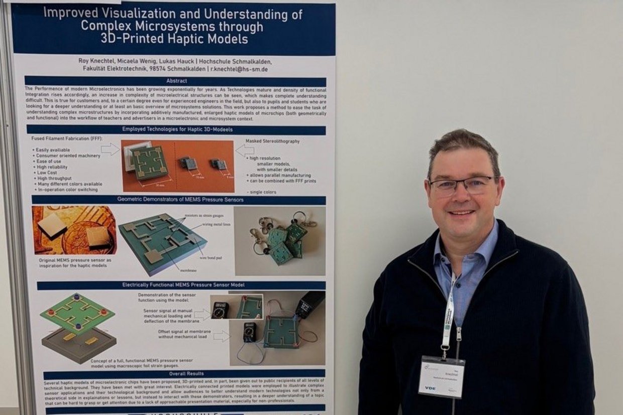 Roy Knechtel vor Plakat