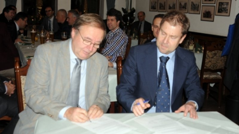 Vertragsunterzeichnung mit finnischer Partnerhochschule