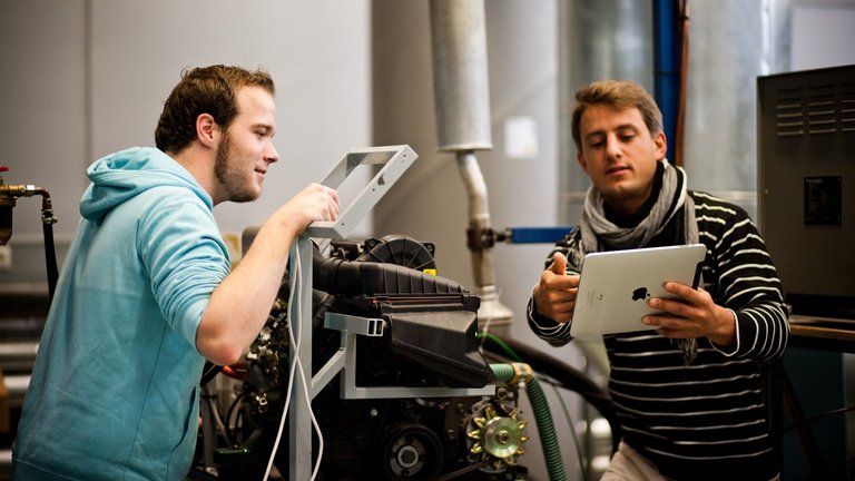 Foto: Zwei Studenten im Labor