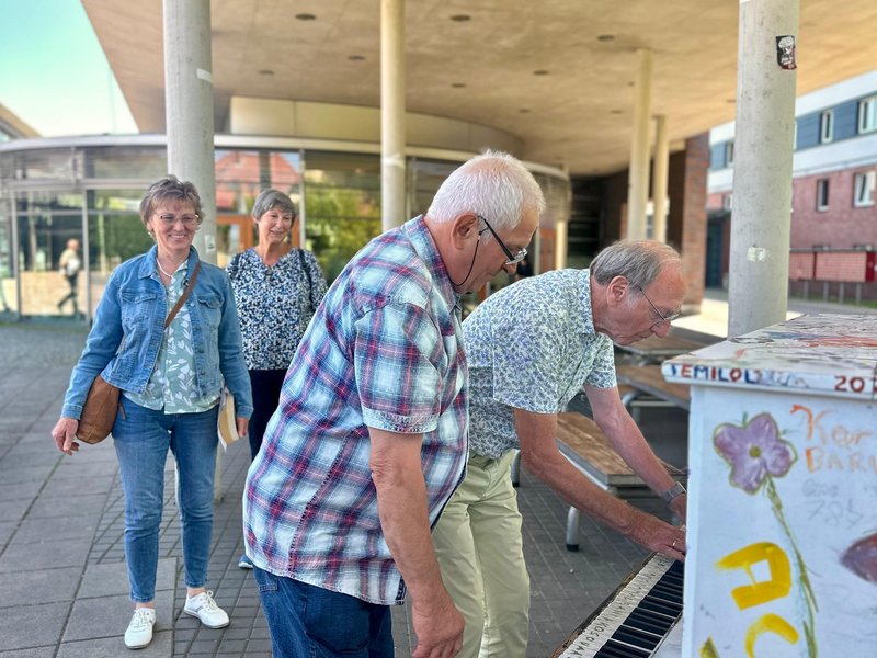 Alumni vor der Mensa