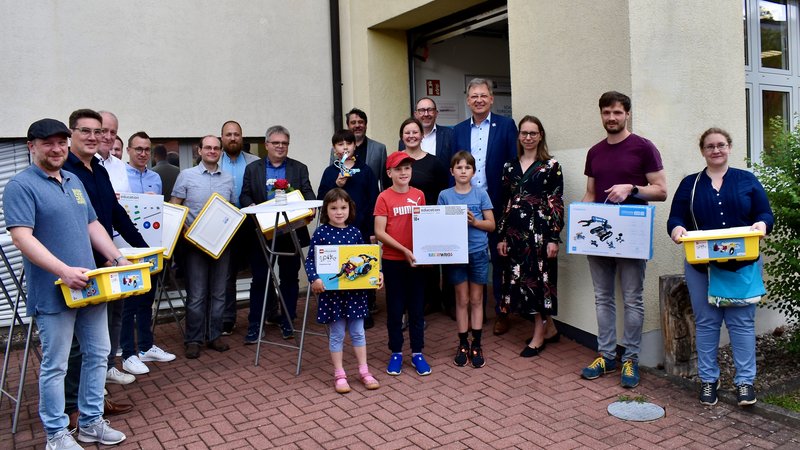 Schulvertreter mit den Roboter-Sets