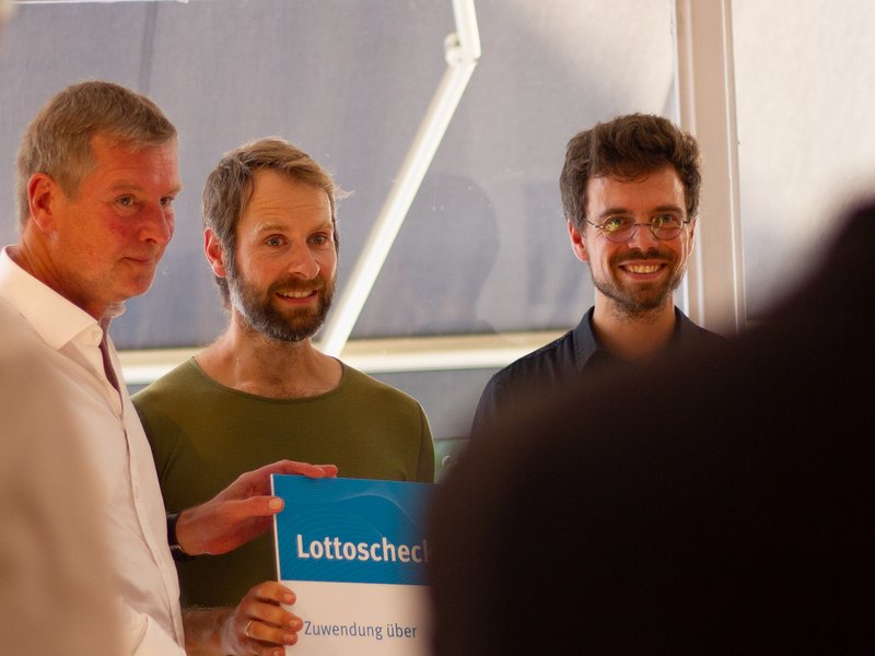 Carsten Feller, Stefan Schwabe und Franz Eppler bei der Übergabe des Lottoschecks 
