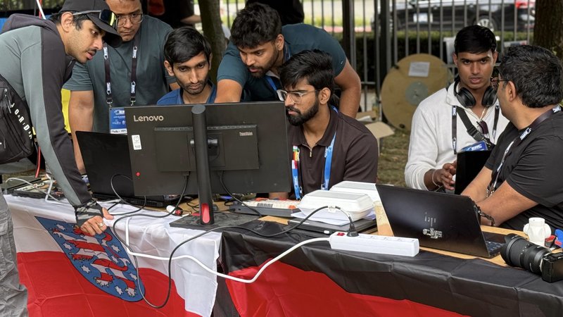 Indische Studierende am Computer