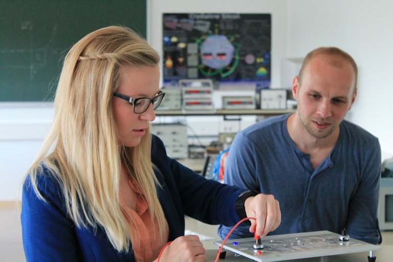 2 Menschen in einem Elektroniklabor