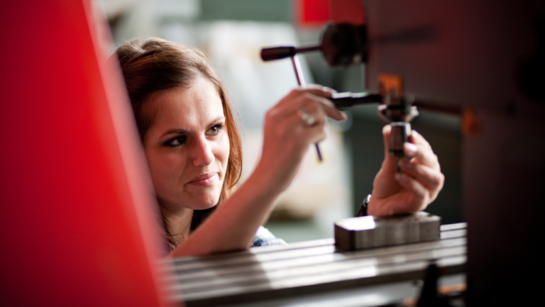 Studentin arbeitet in einem Labor