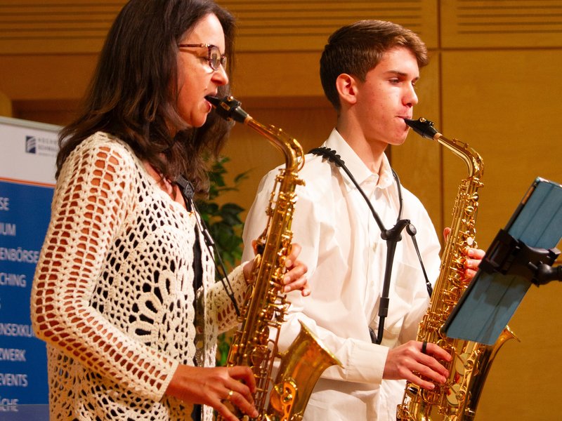 Musikschule spielt Saxophon