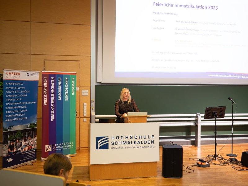 Frau am Rednerpult