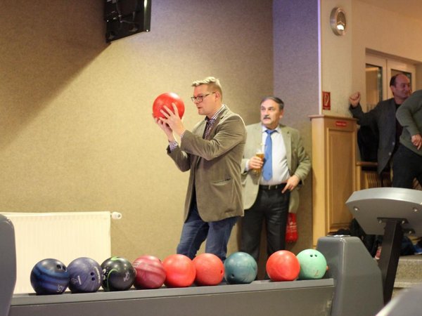 IEW participants play bowling 