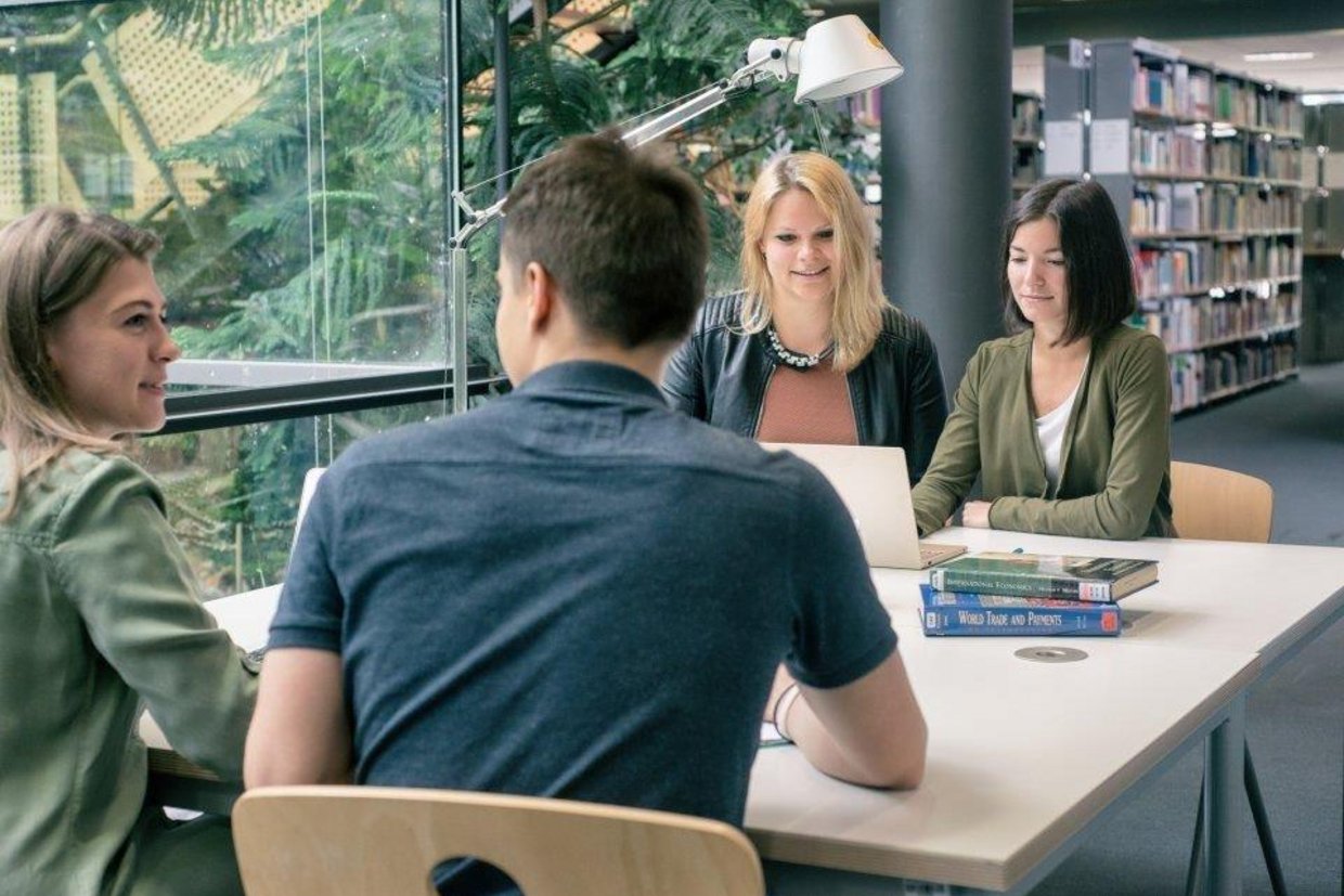 Masterstudierende arbeiten in der Bibliothek