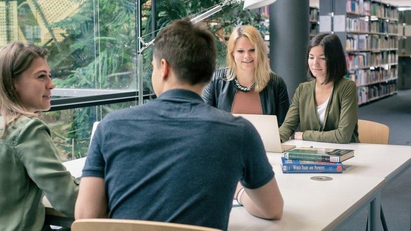 Masterstudierende arbeiten in der Bibliothek