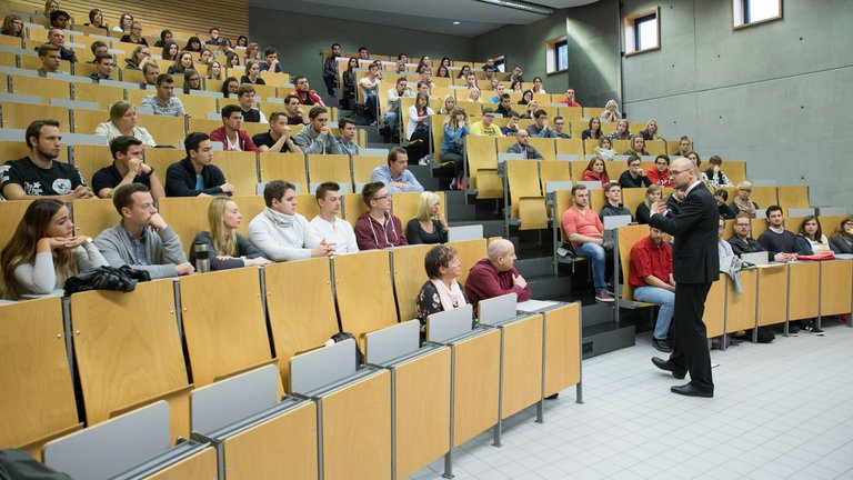 Studierende im Hörsaal