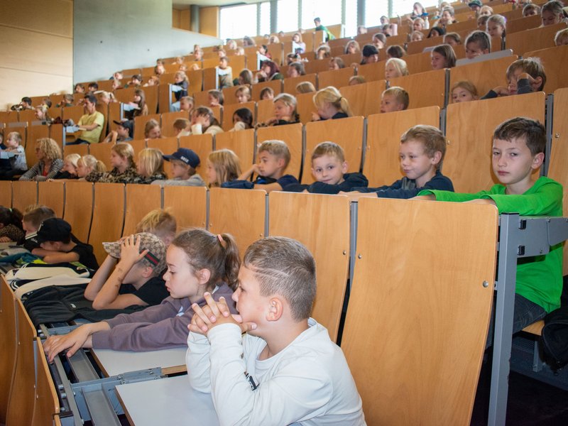 Kinder in einer Vorlesung