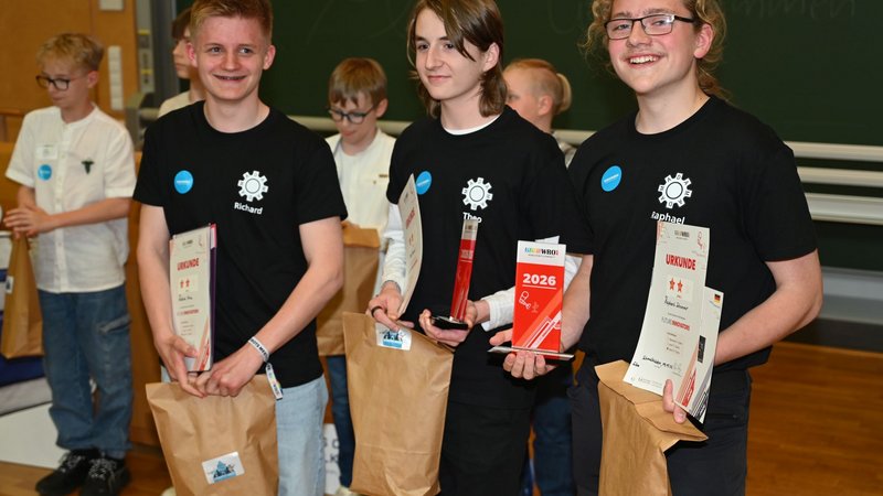 Drei Schüler freuen sich über ihre Auszeichnung