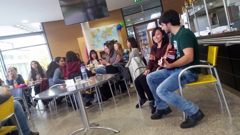 Rund 50 Besucher aus Kolumbien, Südkorea und arabischen Ländern kamen zum Begegnungsfest zusammen