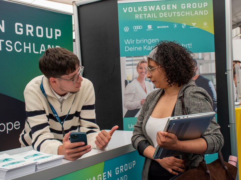 Mann und Frau am Infostand