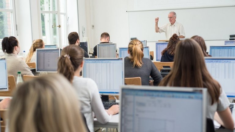 Studierende im Computerraum