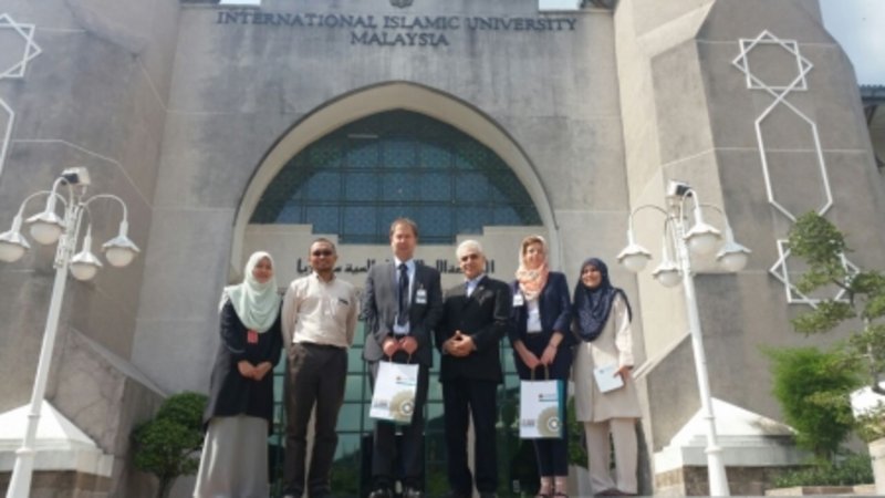 Prof. Uwe Hettler und Dr. Annika Hampel vor der International Islamic University Malaysia