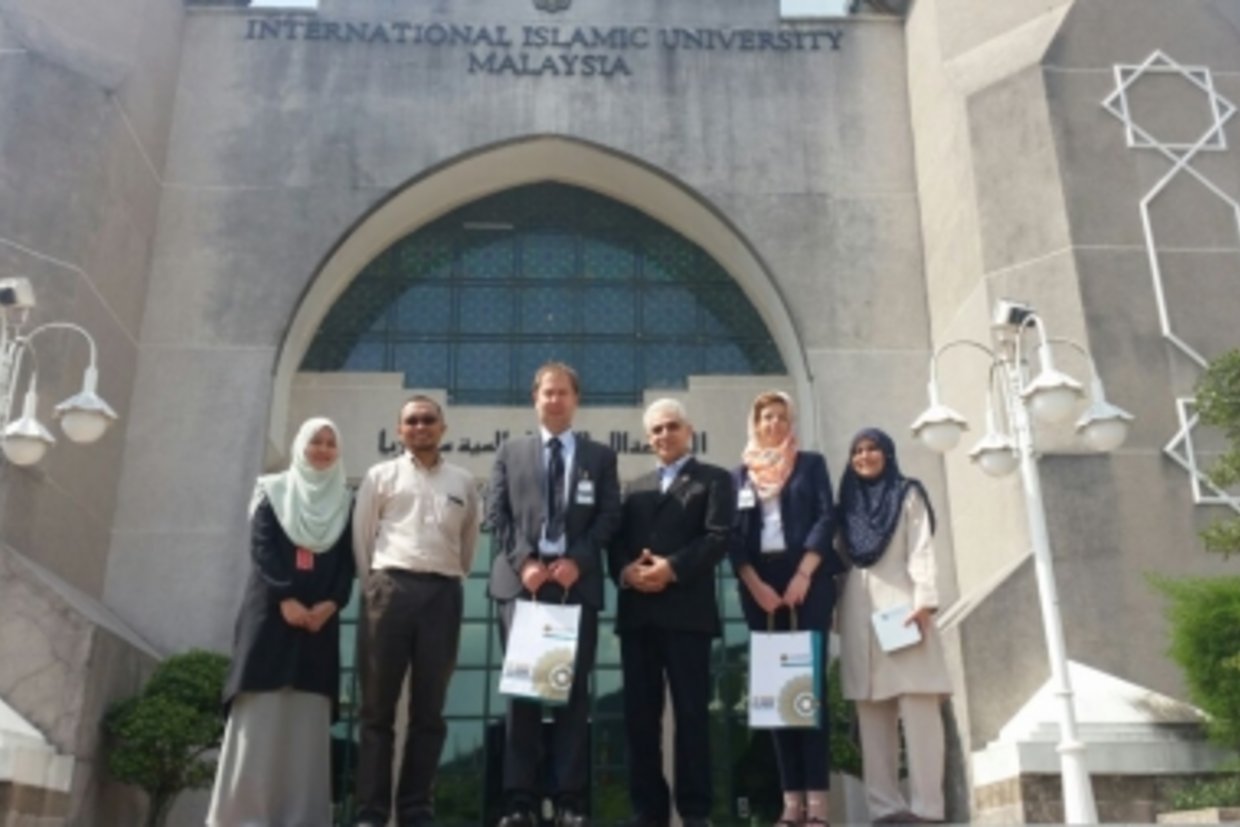 Prof. Uwe Hettler und Dr. Annika Hampel vor der International Islamic University Malaysia
