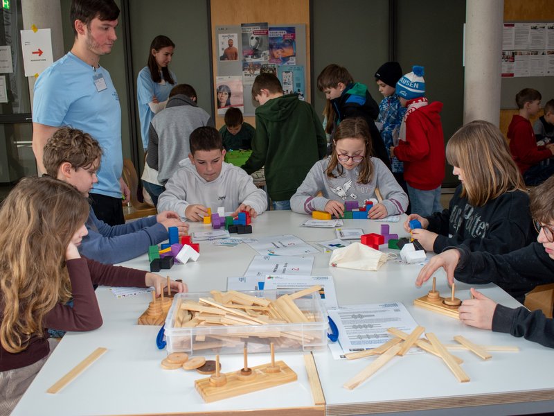 Grundschüler beim Experimentieren