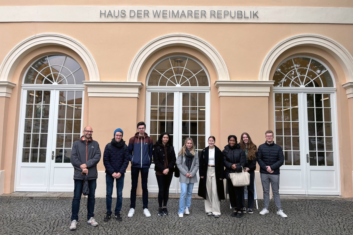 Sudenten vor einem Gebäude