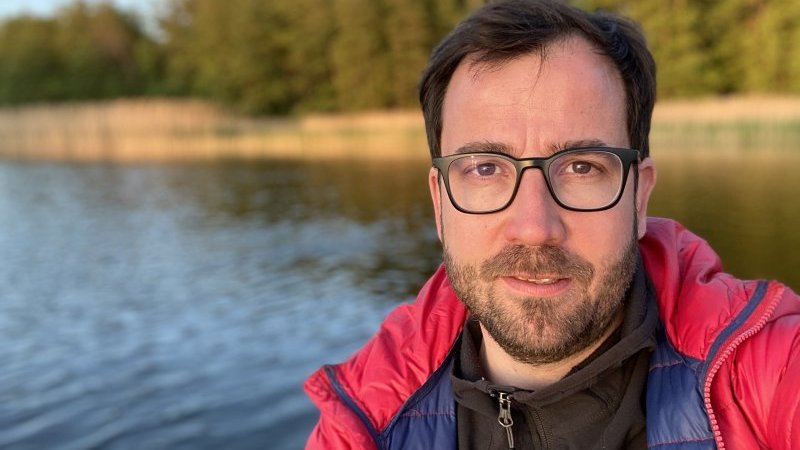 Thomas Marx vor einem See