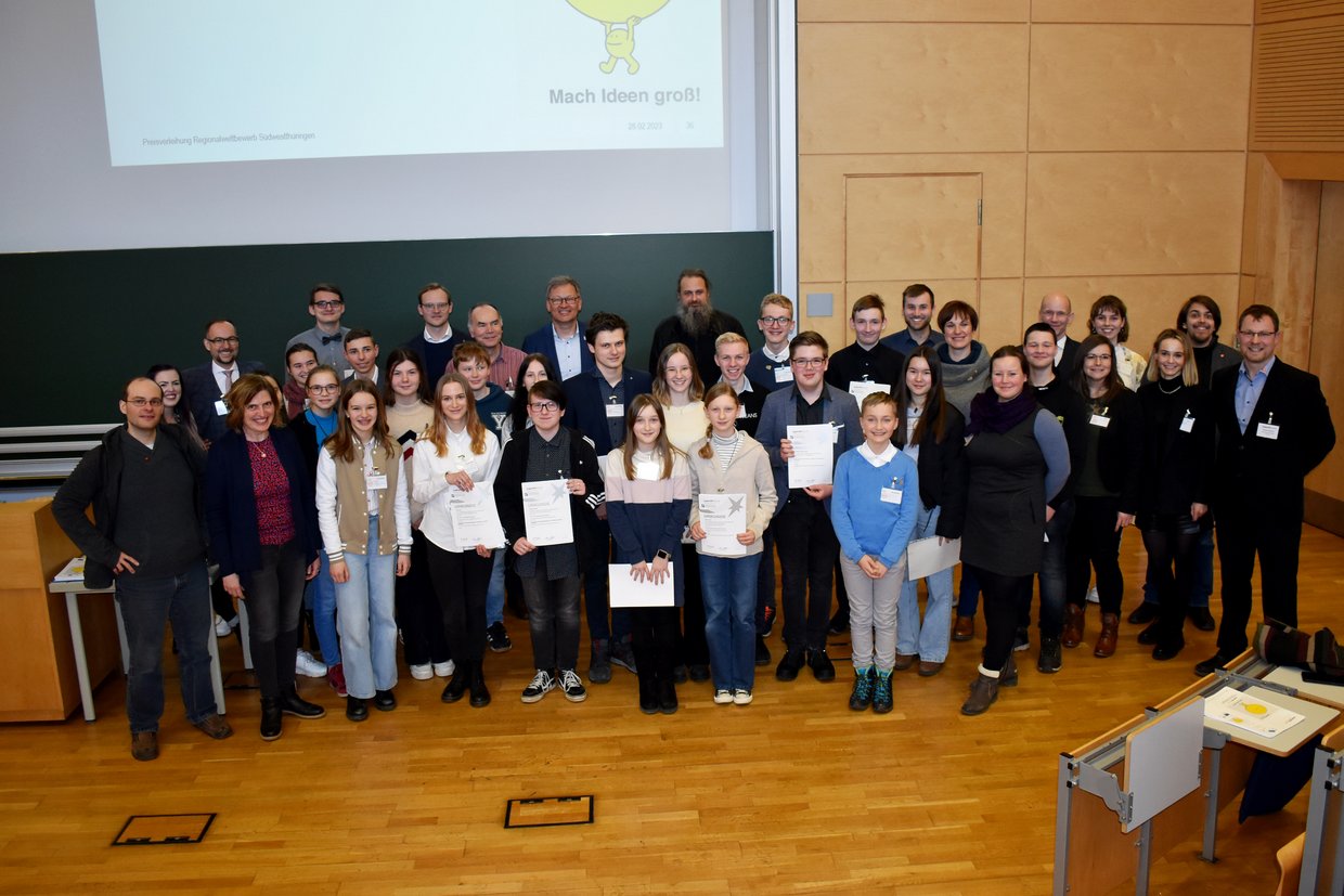 Gruppenbild mit allen Teilnehmern im Audimax