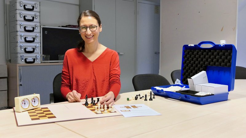 Lenka Duranova am Tisch sitzend