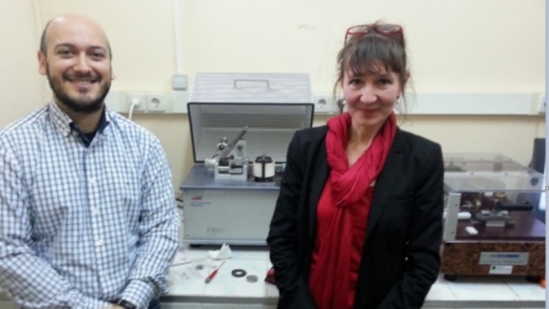Prof. Annett Dorner-Reisel mit Faiz Muhaffel im Tribologie-Labor