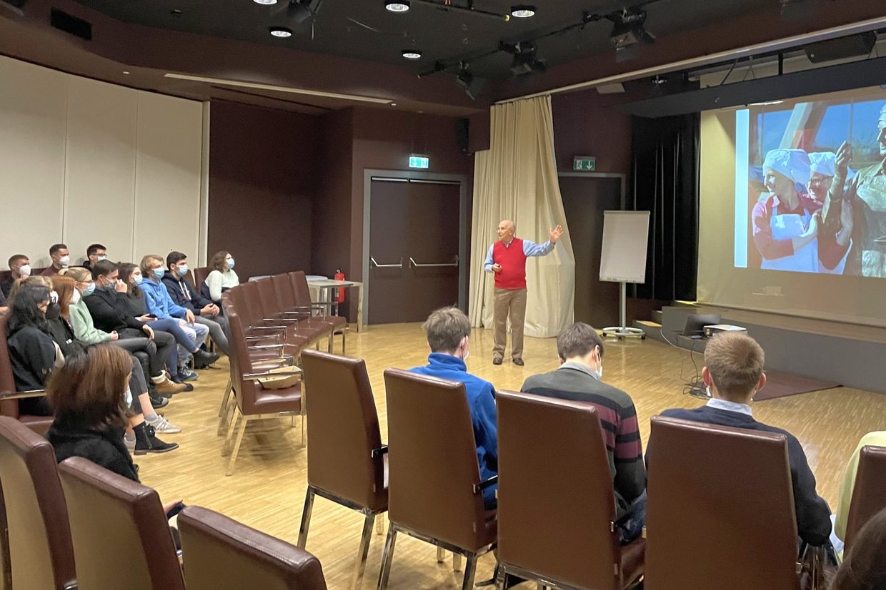 Studierende folgen der Präsentation von Herr Karl-Heinz Einhäuser (Viba Sweets)