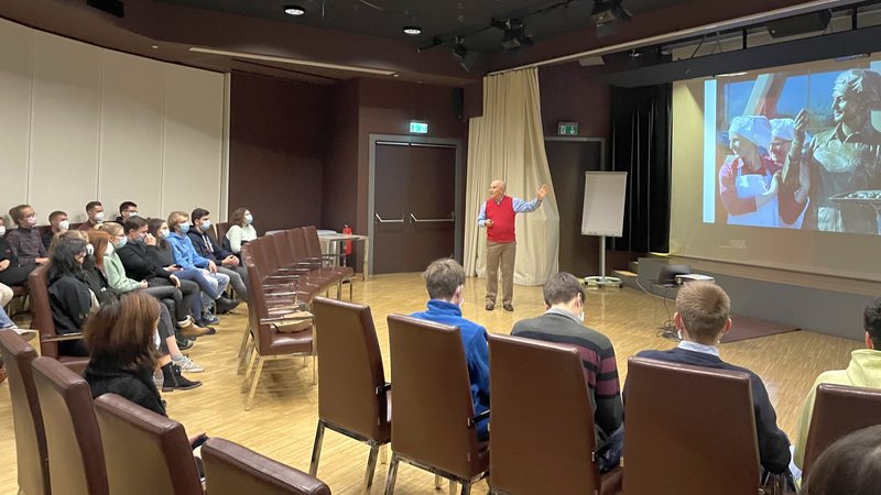 Studierende folgen der Präsentation von Herr Karl-Heinz Einhäuser (Viba Sweets)