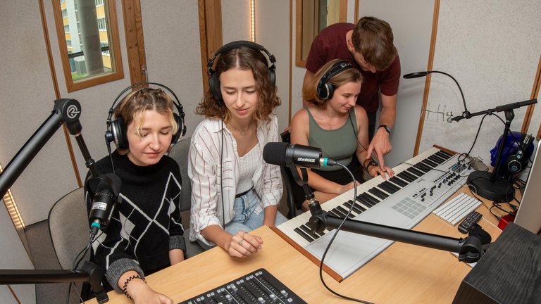 Studierende in einem Podcast Studio