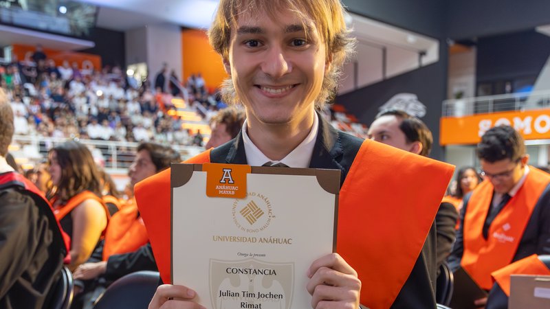 Student mit Urkune