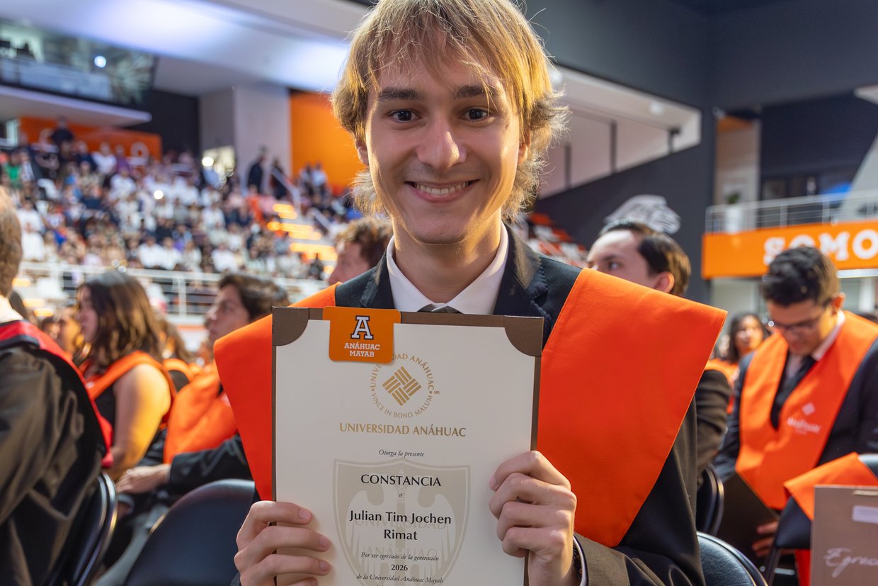 Student mit Urkune