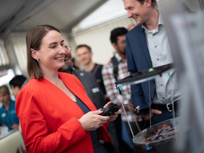 Arbeitsministerin Schenk am Stand eines Unternehmens