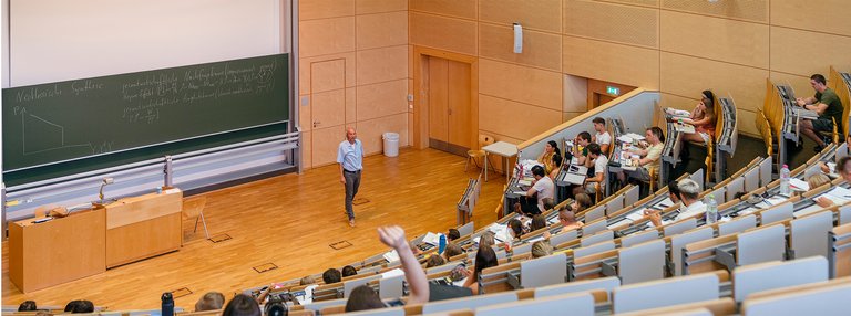 [Translate to English:] Studierende im Hörsaal