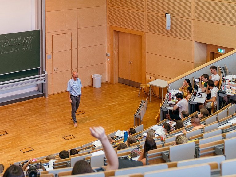 Professor lehrt Studenten in einem Hörsaal