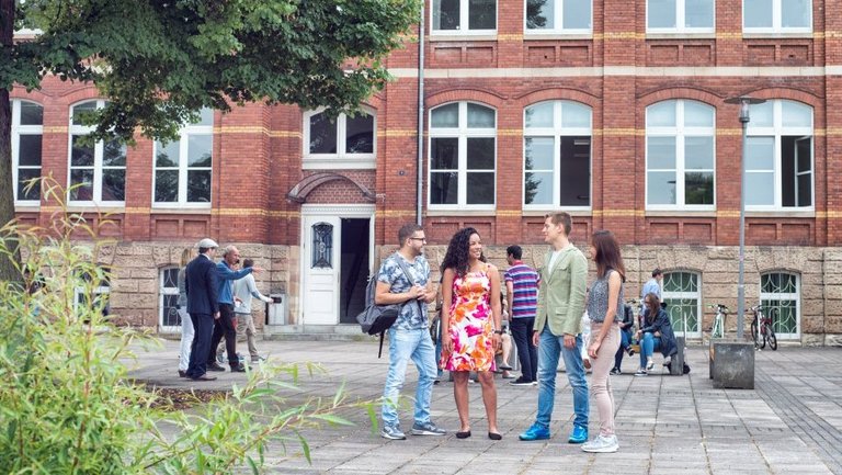 Studierende vor dem Hörsaalgebäude