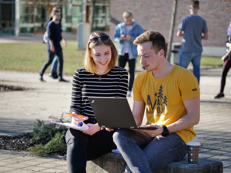 Studierende auf dem Campus