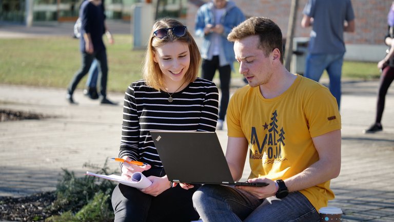 Studierende auf dem Campus