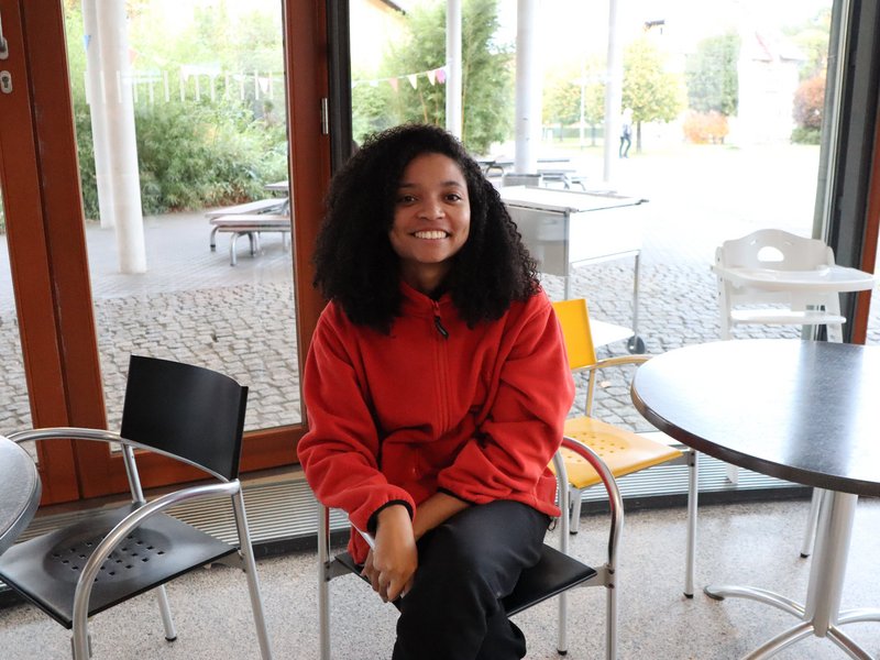 Ariane Maria Lopes Santos in der Cafeteria