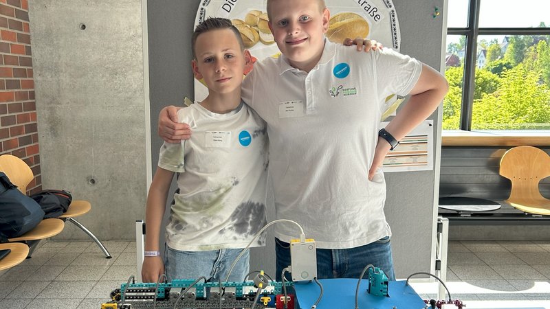 Zwei Schüler an ihrem Stand