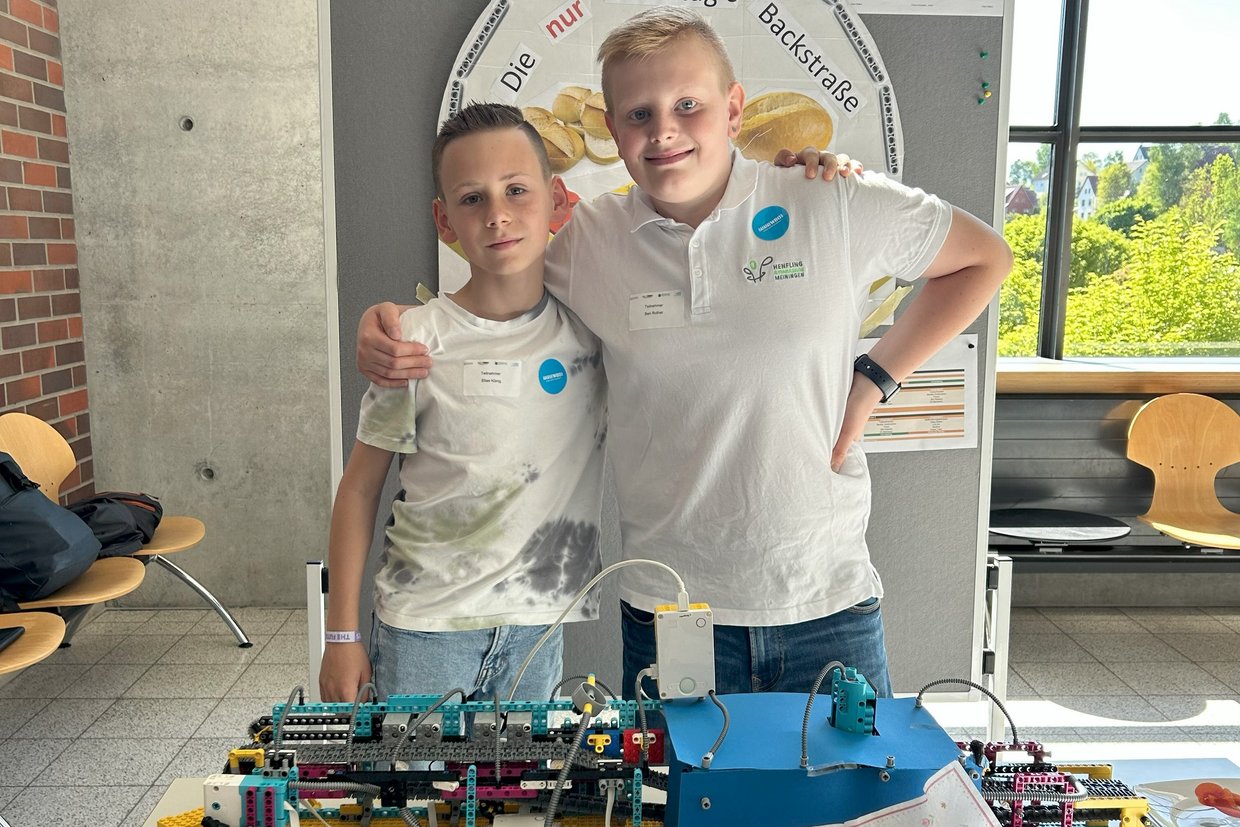 Zwei Schüler an ihrem Stand