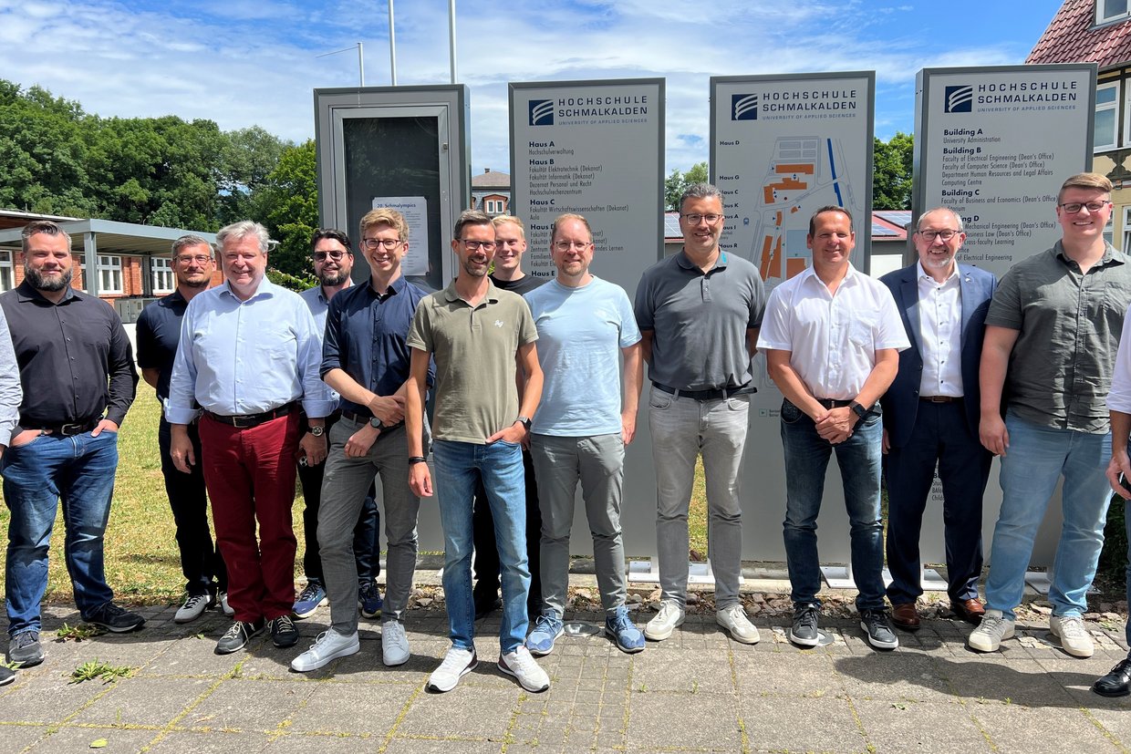 Männer vor Infotafeln